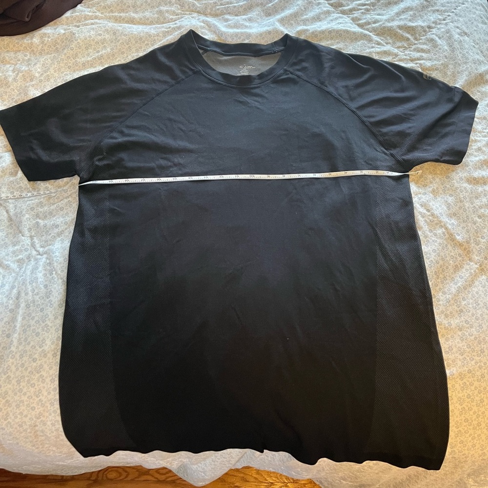 Men’s Fabletics tee shirt